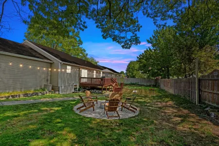 Large family-friendly home w/ pool table, close to Muskegon Lake & Lake Michigan Отели рядом с достопримечательностью «Беюкма Плейфилд»