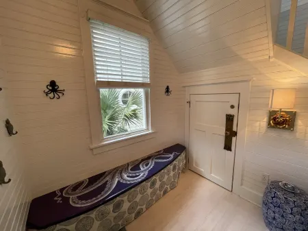 Renovated Luxury home Sumner’s Crescent Walk to Mikes Bites, E. Beach & Shoal’s