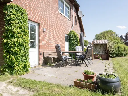 Spacious vacation apartment with terrace and garden Отели в г. Вестердайхштрих