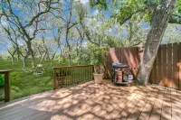 Under the Oaks, a charming, romantic retreat with hot tub and sauna