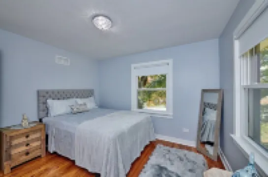 Fox Valley Farmhouse Overlooking The Fox River! Hotels in Saint Charles