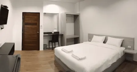 Baan Thamthong Lamnarai Resort Отели в г. Чай Бадан