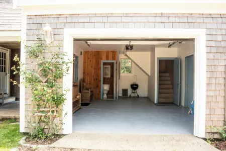 Classic Edgartown Colonial in Lovely Quiet Neighborhood Отели в г. Эдгартаун