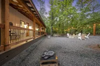 The Roasted Marshmallow-LUXURY Cabin-Couples-Small Family-HotTub-Swings-CornHole