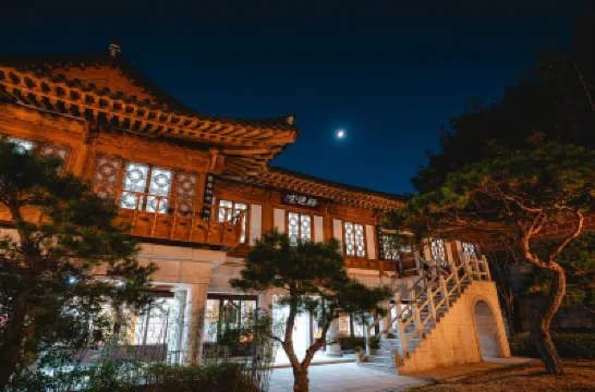 Ulsan Eoryeondang Hanok Stay ドンチョン アリーナ周辺のホテル