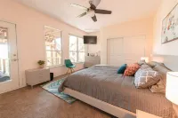 Large Home, Lake Views, Grill, Pool Table, Hot Tub Hotels in Hudson Bend