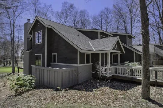 The Ski & Tee - 5 bdrm condo on 18th fairway & steps from ski trail