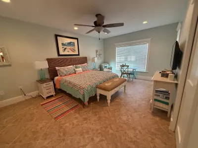 Coastal Cottage On Holmes Beach With Private Heated Pool! 1 Block to beach. Hotels near Dollar Tree