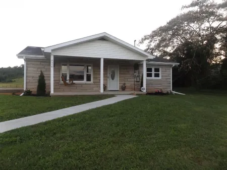 Fire Pit, Fenced Yard, Fireplace, Hot Tub, Country Tranquility 100 Meg Internet,