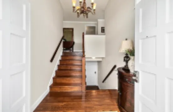 Panoramic views, walking distance to downtown and NEW AC