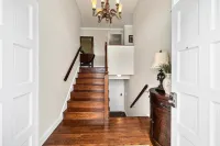 Panoramic views, walking distance to downtown and NEW AC