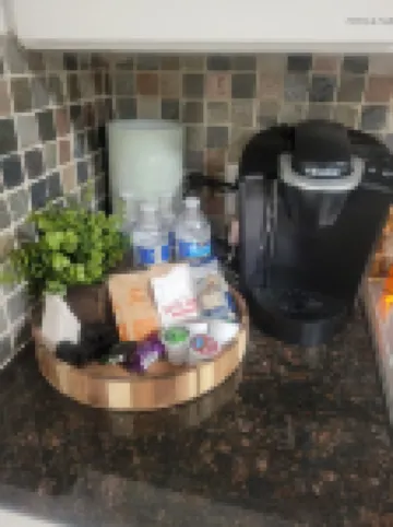 Home Away Studio Basement Apartment w/Hideabed