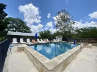 Frio River House + Bunkhouse, Private Volleyball Pool, Pavilion, Riverfront!