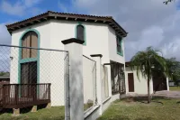 Charming Spanish Home in the Heart of Brownsville 布朗斯維爾住宿飯店