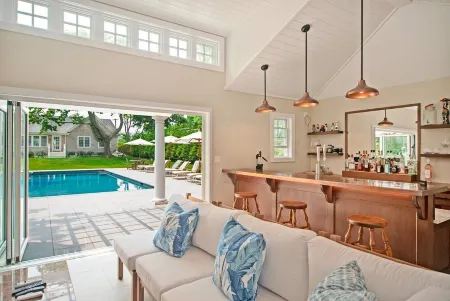 The Sandbox! Completely renovated in-town 3br, 2+ bath with pool & poolhouse. Отели рядом с достопримечательностью «Hank's Pumpkintown‎»