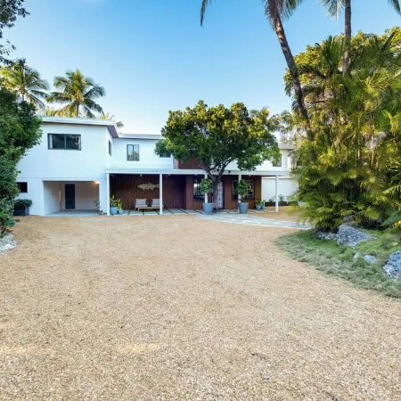 Iconic Ted Williams Estate. Bayfront, Heated Infinity Pool & Hot Tub, Dockage.