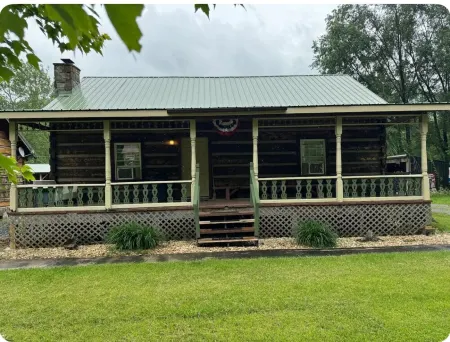 Charming 3-Bedroom 5 Bed Hottub Cabin WiFi in Scenic Seneca Rocks West Virginia