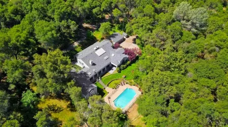 A Pet-Friendly Oasis surrounded by wineries with a Pool, Jacuzzi, and Sauna.