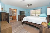 Endless Weekend Navarre 5-bedroom pool house-1 mile to Navarre beach, sleeps 16