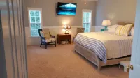 Luxury Lake House, Pool, Hot tub, Dock, Beach, Game room ,Boat Rental available