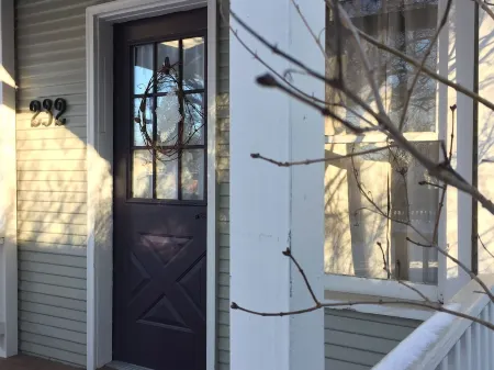 Fully Renovated Old Town Cottage Close to Downtown, City Park, and University Отели рядом с достопримечательностью «Horsetooth Reservoir»