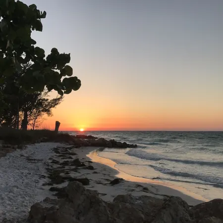 Shell We Dance? Charming Bungalow with Fabulous Location and Private Pool!