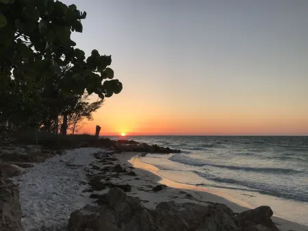 Shell We Dance? Charming Bungalow with Fabulous Location and Private Pool!