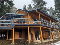 Cabin in the woods, with lake view and hot tub 미러 호 주변 호텔