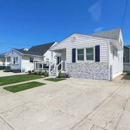 Newly Renovated Condo 2 Bd/1Bth - 1.5 Blocks to Beach