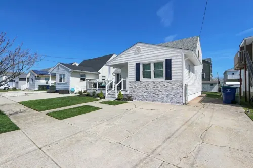 Newly Renovated Condo 2 Bd/1Bth - 1.5 Blocks to Beach