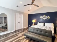 Magic Oasis, Pool, Pavilion on large lot, Fantastic View, Sleep 16 Hotels near Main Event Lewisville