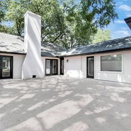Spacious Modern Cottage Perfect for Families & Pets ~ Gated Parking ~ Sleeps 9+