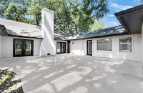 Spacious Modern Cottage Perfect for Families & Pets ~ Gated Parking ~ Sleeps 9+