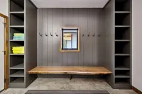 Luxurious & modern cabin with stunning views of Wynne Lake! Hotels in White Township