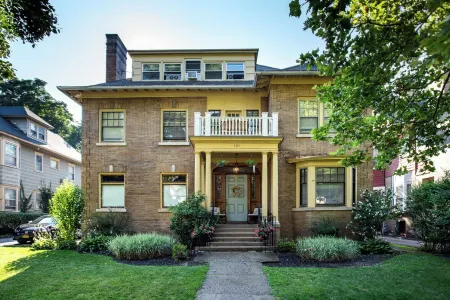 Cozy 1-bedroom Apartment Steps from Park Ave with AC, WiFi