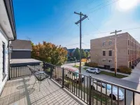 New Luxe Reno W/Hot Tub & Roof Top Terrace!