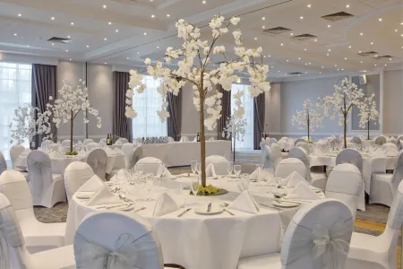 DoubleTree by Hilton Stoke on Trent Отели рядом с достопримечательностью «Трентам Гарденс»