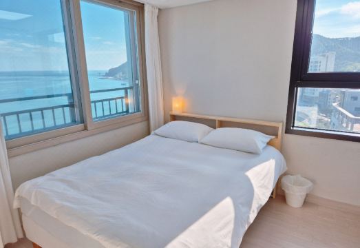 더퍼스트오션 송정의 넓은 객실 내부 또는 세탁기 시설