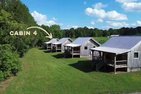 Couplesrelaxingcreeksidetinycabin Near CenterHillLake & Rockislandstatepark