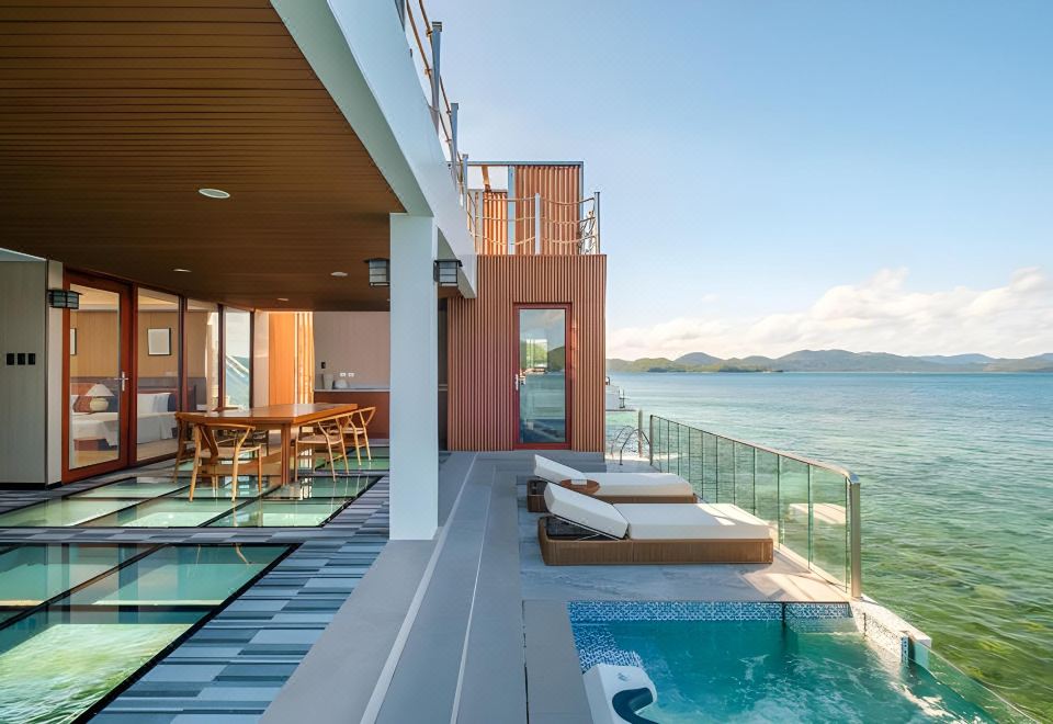 선라이트 에코 투어리즘 아일랜드 리조트의 아름다운 해변과 풀빌라 전경