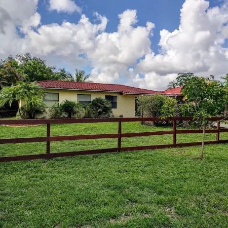 Sunshine Acre. King Master Suite & BIG Yard