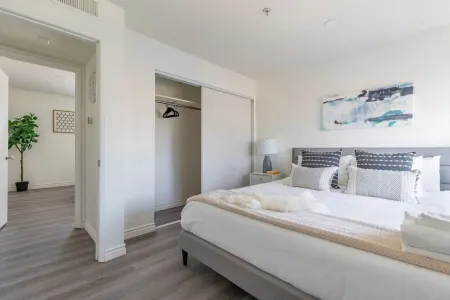 Modern 2BR Condo w/ King Bed & Balcony near LA Отели рядом с достопримечательностью «Keck School of Medicine of USC Physician Assistant Program»