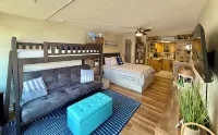 Cozy  condo getaway…short walk to the beach