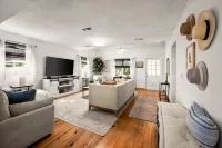 Charming Cottage in Old Town Tomball -walk to shopping and restaurants