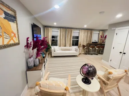 Luxury New-built - Beautiful 3 bedrooms+2 bathrooms Montclair Home Отели рядом с достопримечательностью «Ван Влек Хаус & Гарденс»