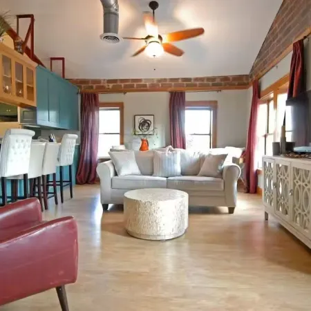 "City View " Super Cozy Downtown Loft Apartment