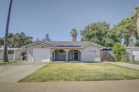 Comfy “Serene Oasis” 3-bedroom 2-bathroom house in peaceful West Sacramento Отели в г. Йоло
