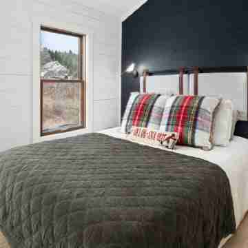 100% Restored Large Farmhouse in the Hub of Stowe with Soaking Tub Rooms