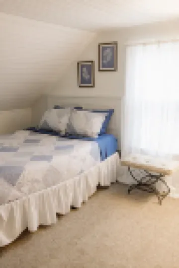 Beautiful Private Lakefront Cottage with Hot tub