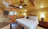 The Barn at Toad Hill. Pet friendly, close to Smokies, Airport. Brand new!